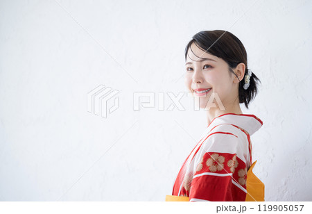 赤い浴衣のかわいい女性の上半身　白背景のコピースペースあり 119905057