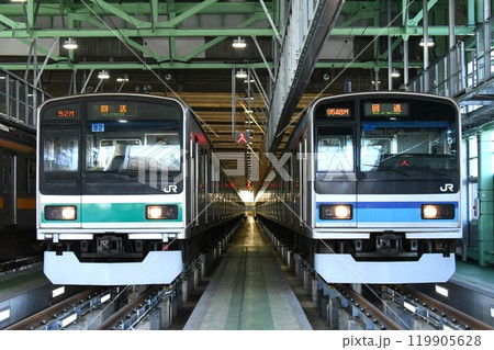 車両基地で並ぶ209系1000番台とE231系800番台（回送表示） 119905628