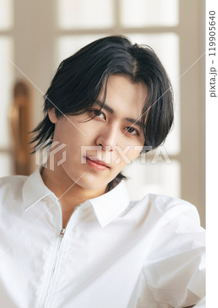 男性のファッション・美容イメージ　メンズコスメ 119905640