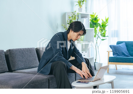 リビングでノートパソコンを使う男性 119905691