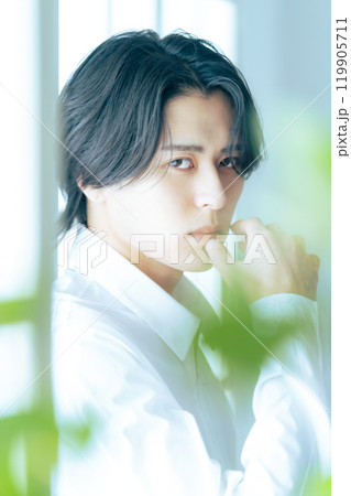 男性のファッションポートレート　美容　メンズコスメ 119905711