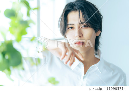 男性のファッションポートレート　美容　メンズコスメ 119905714