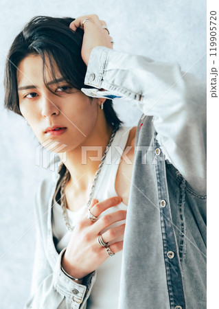 イケメン男性のポートレート イケメン男性のポートレート 119905720