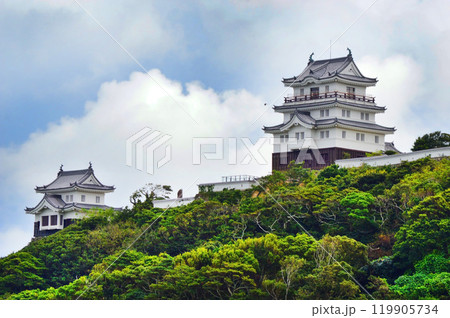 長崎県の平戸港から見上げる平戸城 119905734