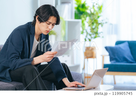 オフィスで書類を見る男性 119905745