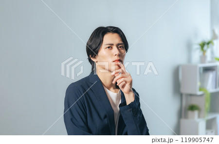オフィスで考える男性 119905747