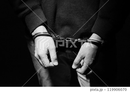 手錠をかけられた男性(モノクロ) 手錠をかけられた男性(モノクロ) 119906070