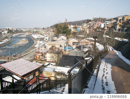 富山県八尾町の坂と石垣の町並み 119906088