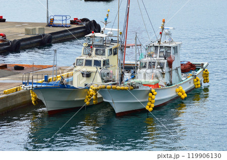 長崎県平戸市の田平港に係留する漁船 119906130