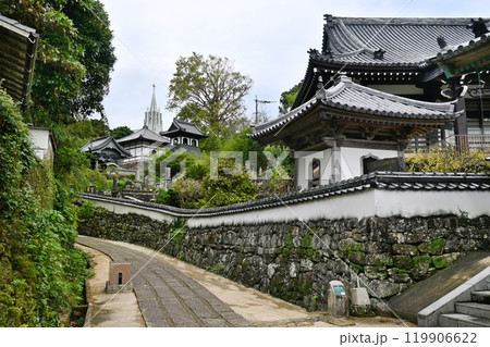 長崎県平戸市 寺院と教会の見える道 長崎県平戸市 寺院と教会の見える道 119906622