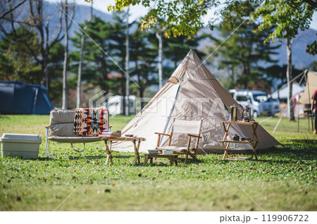 青空のもとキャンプを行う週末 119906722