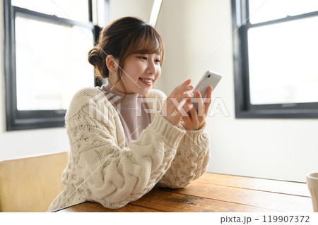 ニットを着た女性 119907372