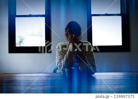 ニットを着た女性 ニットを着た女性 119907375