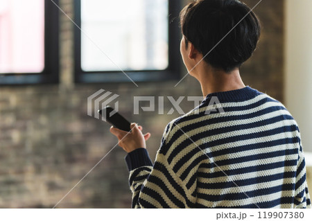 男性とスマホ 119907380