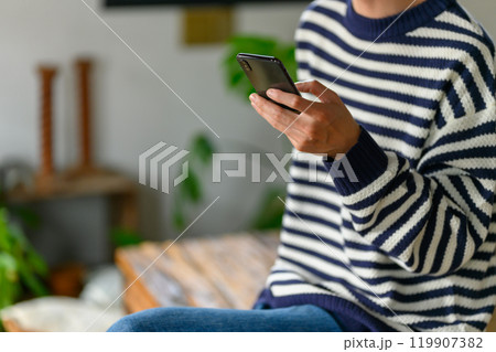 男性とスマホ 男性とスマホ 119907382