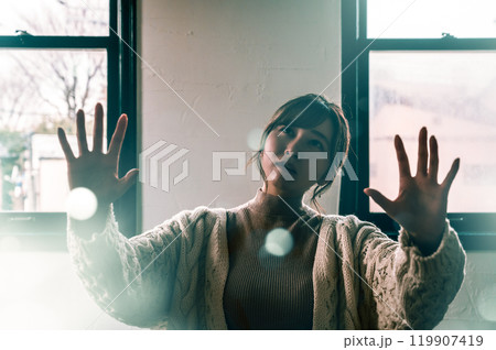 ホログラムに触れる女性 119907419
