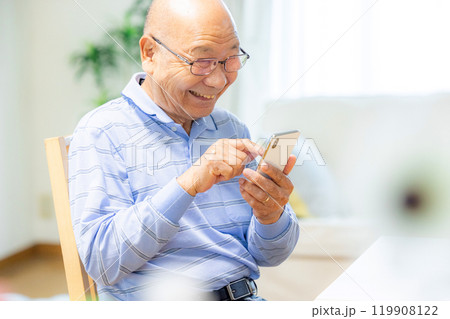 スマートフォンで通話するシニア男性 119908122