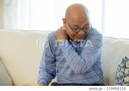シニア男性　肩こり 119908128