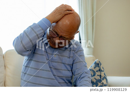 頭を抱えるシニア男性 119908129