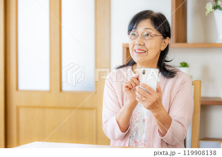 スマホを見るシニア女性 119908138