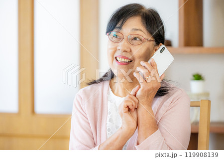 スマートフォンで通話するシニア女性 119908139