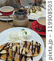 カフェでパンケーキとミルクティが並んだテーブル 119908503