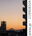 マンション越しに見える富士山の夕焼け 119908504