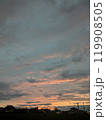 夕暮れ時の赤く染まる空と雲 119908505