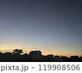 グラデーションに染まる夕暮れの空 119908506