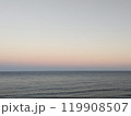 茨城県大洗の海に水平線上でグラデーションに染まる空 119908507