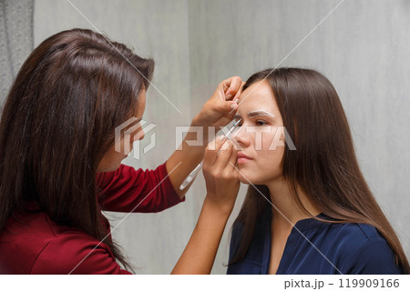 The wizard creates the contour of the clients eyebrows before the procedure. The wizard creates the contour of the clients eyebrows before the procedure. 119909166