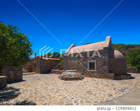 丘の上の小さな礼拝堂 (ギリシャ、クレタ島、コロキタ) 119909822