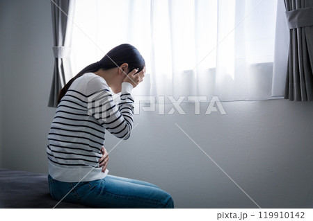 生理痛に悩む女性 生理痛に悩む女性 119910142