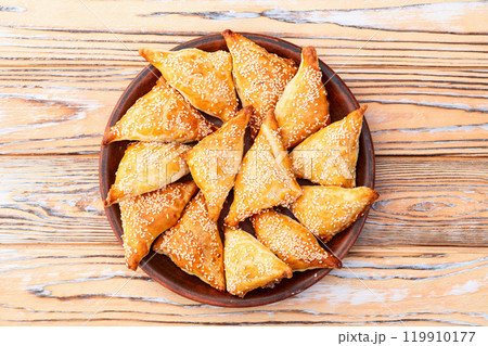 Homemade triangle puff pastry with meat on rustic background . Samosa Homemade triangle puff pastry with meat on rustic background . Samosa 119910177