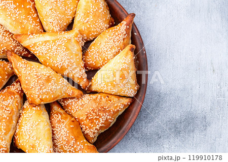 Homemade triangle puff pastry with meat on rustic background . Samosa Homemade triangle puff pastry with meat on rustic background . Samosa 119910178