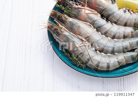 Raw big tiger ( king ) shrimps photography . Top view 119911347