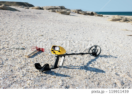 Metal detector on the beach. 119911439