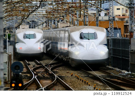 日本の大動脈【東海道新幹線】を駆け抜ける… N700A系 ～新横浜駅にて 119912524