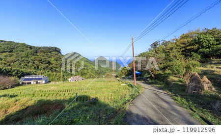 収穫の終わった富士山が見えることで有名な石部の棚田 収穫の終わった富士山が見えることで有名な石部の棚田 119912596