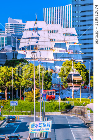 日本の横浜都市景観　桜木町駅前から総帆展帆の日本丸や水陸両用バス、ロープウェイなどを望む＝3日 119912674