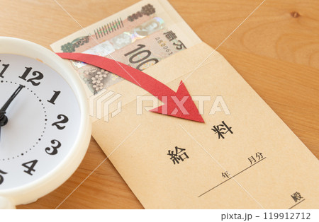 給料袋と時計と下降矢印　実質賃金 119912712