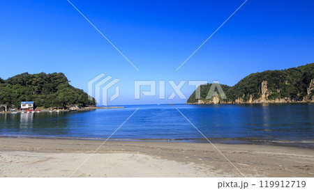青い海と空の東洋のコートダジュールを宣言している岩地海岸 119912719