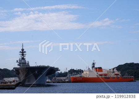 護衛艦いずもと砕氷艦しらせ 119912838