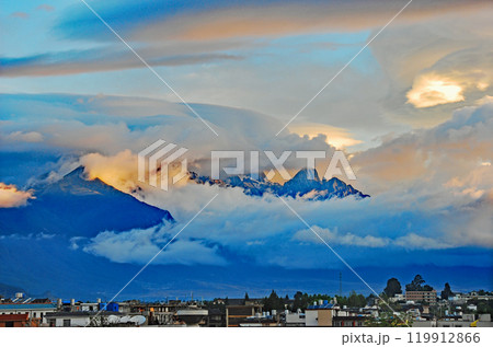 中国　雲南省　世界文化遺産 麗江古城と玉龍雪山の夜明け 119912866