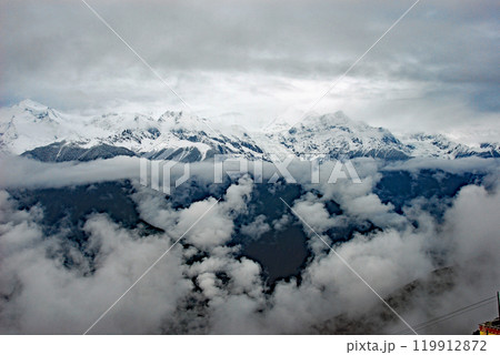 中国 雲南省 雲に覆われた梅里雪山 世界遺産 中国 雲南省 雲に覆われた梅里雪山 世界遺産 119912872
