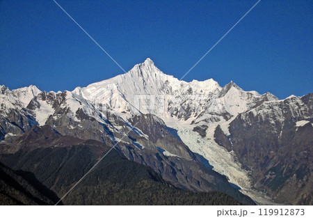 中国 雲南省 碧空に映える梅里雪山 世界遺産 中国 雲南省 碧空に映える梅里雪山 世界遺産 119912873
