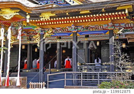 杜の都仙台　大崎八幡宮　国宝社殿の朝拝 119912875