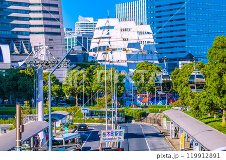 日本の横浜都市景観　桜木町駅前から総帆展帆の日本丸や水陸両用バス、ロープウェイなどを望む＝3日 119912891