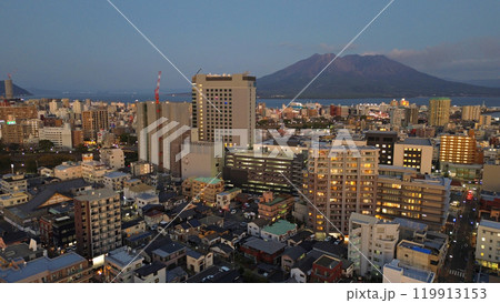 夕暮れの鹿児島市街地と桜島の空撮 夕暮れの鹿児島市街地と桜島の空撮 119913153