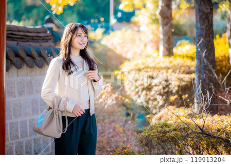 秋の観光を楽しむ女性 119913204